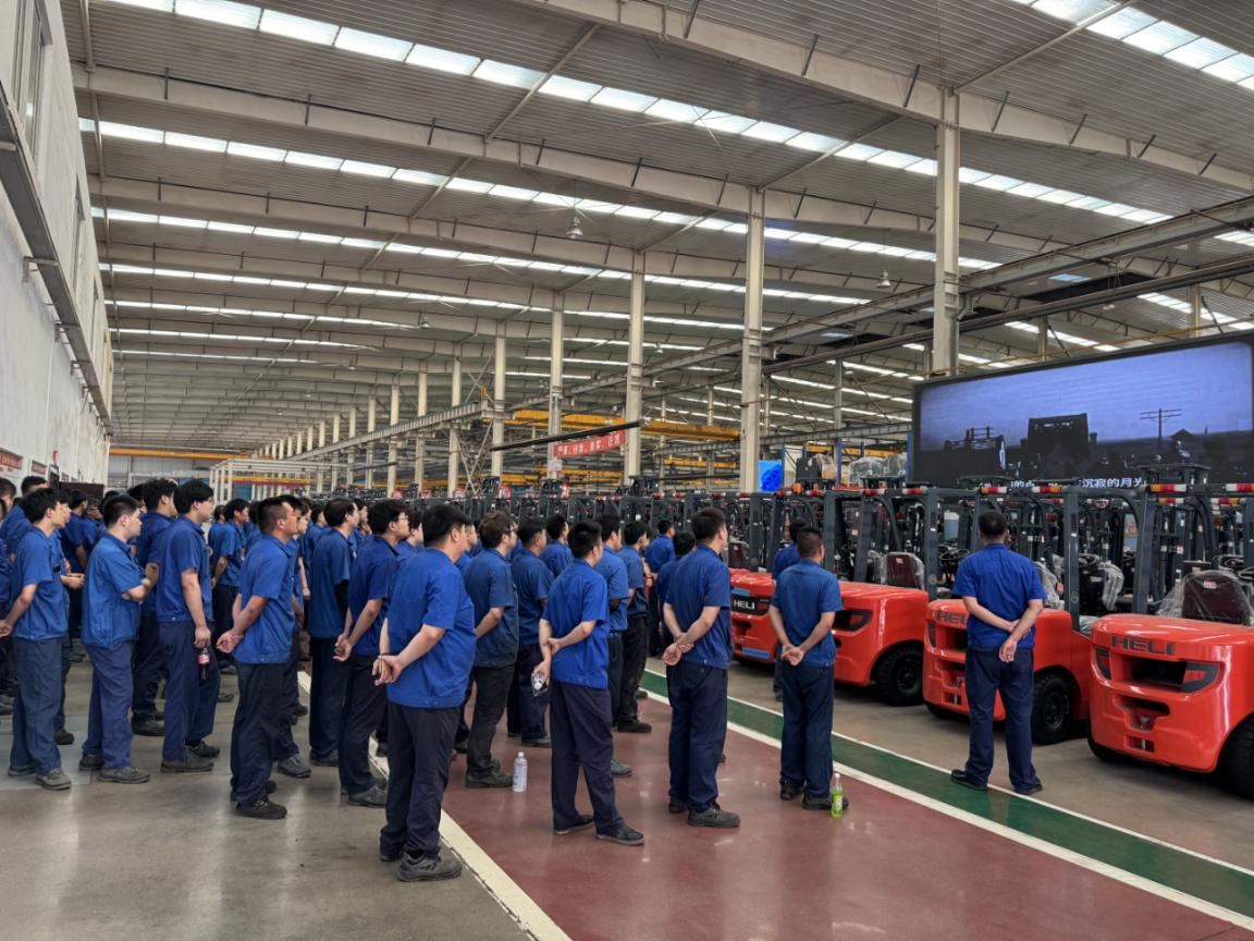 3.生产党支部组织观看纪录片.png