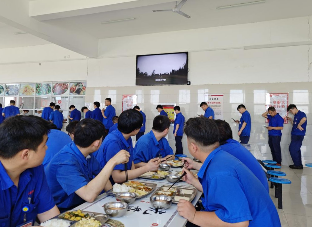 5.食堂播放纪录片.png